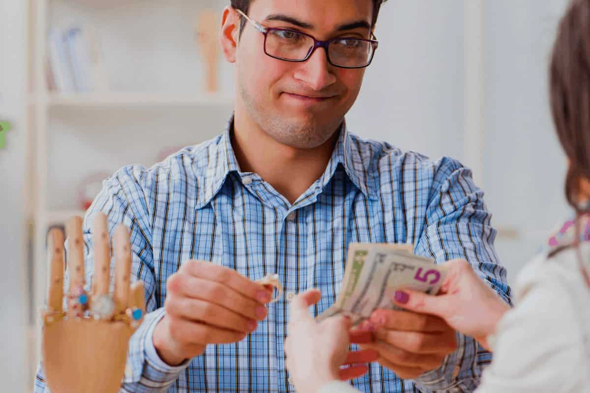 mo-tiem-cam-do-nho-co-can-dang-ky-kinh-doanh-khong-0